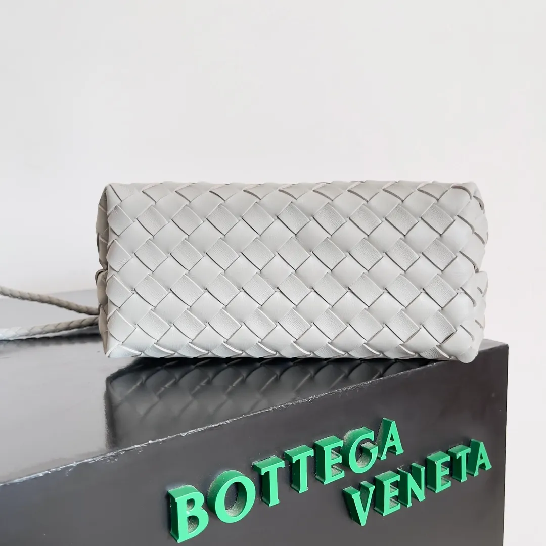 The 2023 new Andiamo batch of 1860 BV has been shipped‼ ️Really popular🔥The new Andiamo woven handbag launched by Bottega Veneta this season is really popular all over the world! ! Celebrities at home and abroad have worn it, and Oscar-winning actress Michelle Yeoh has taken it out on the street. Song Jia, Trai Yara, Yu Feihong, Sanji Ayaka, Rosie Hunting-Whiteley, Yoshioka Riho, etc. have all picked up this bag. It is classic and versatile, showing off its temperament, and the bag capacity is also large, which is very convenient for daily commuting! ! A variety of carrying methods, the shoulder straps can be adjusted by yourself, the original lambskin feels soft and delicate, and the neutral style is made to break gender boundaries and bring a more practical and longer-lasting use experience. Andiamo, which has both elegant and casual styles, perfectly interprets the true appearance of "fashionable old money style". Style number: 743568 Size: 25*22*10.5cm